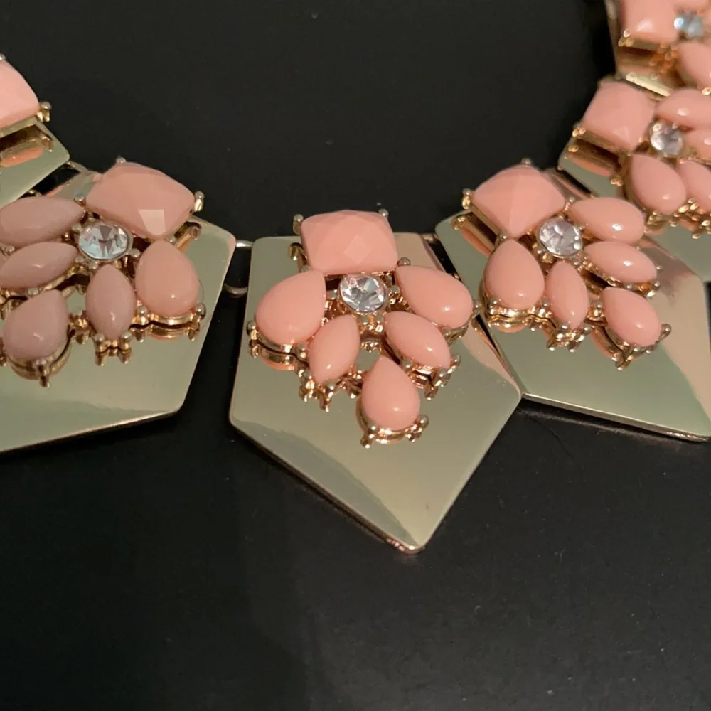 NWT Forever 21 Pink Accent Goldtone Statement Necklace - Picture 4 of 8